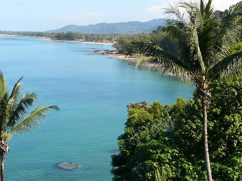Modré moře a palmami lemované pobřeží v Khao Lak