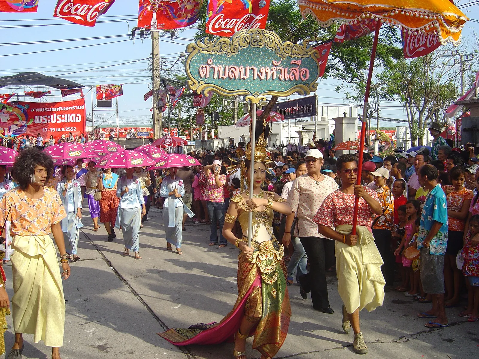 Tradiční procesí Songkran v Phra Pradaeng