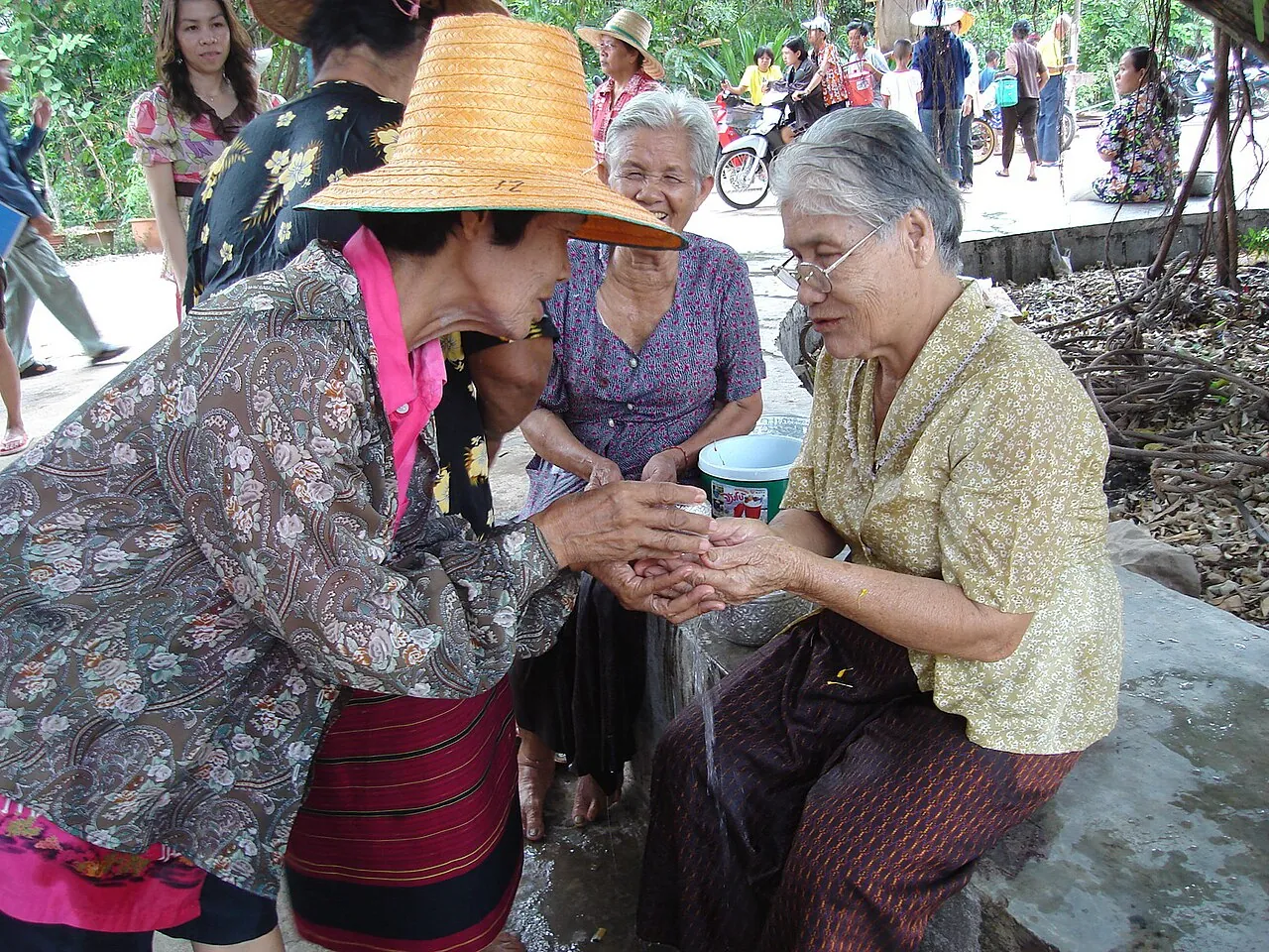 Rituál požehnání vody Songkran ve Wat Khung Taphao