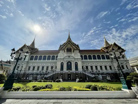 La sala Chakri Maha Prasat e il suo prato all'interno del Grand Palace di Bangkok sotto un cielo azzurro