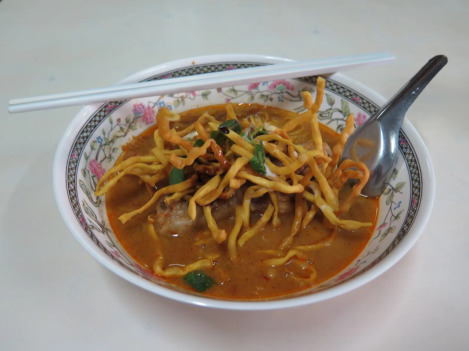 Khao soi s křupavými nudlemi v Chiang Mai