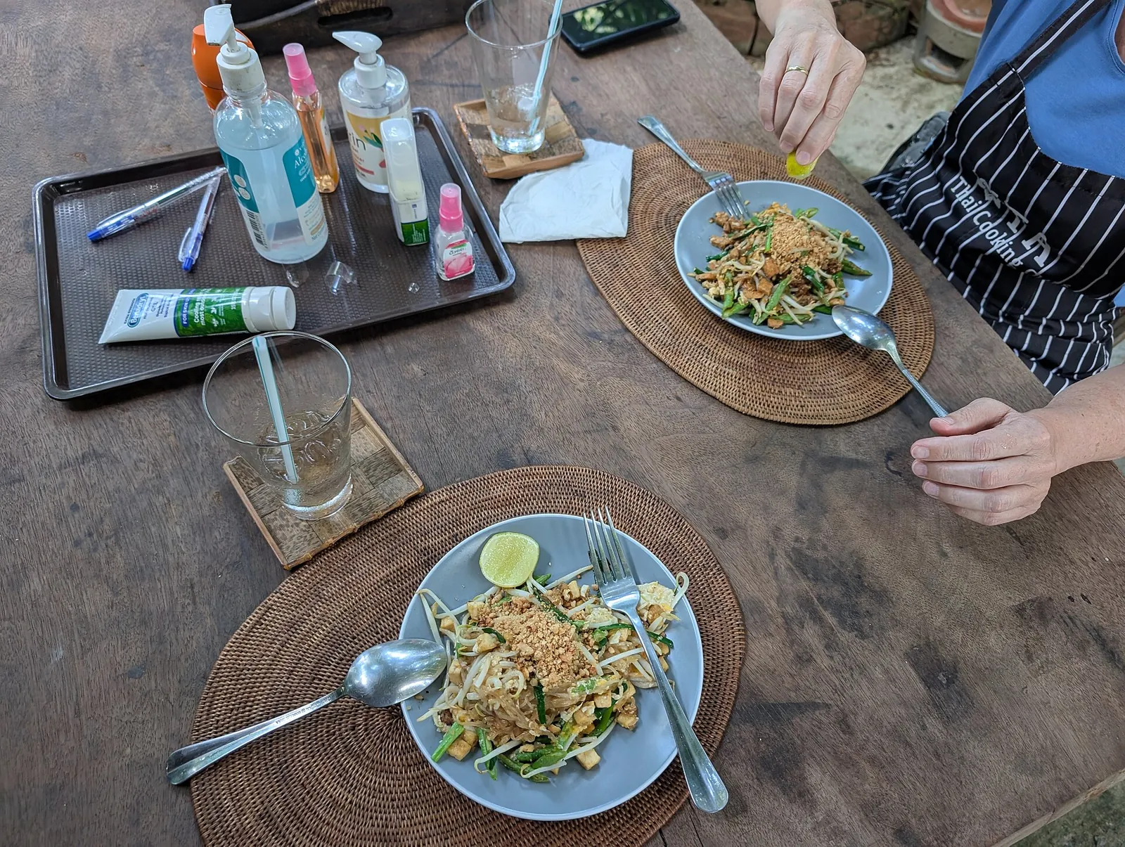Pad thai talíře ve škole vaření v Sukhothai
