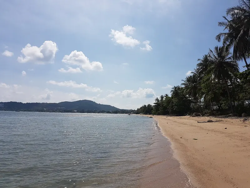 Pláž Bophut na Koh Samui pod zataženou oblohou