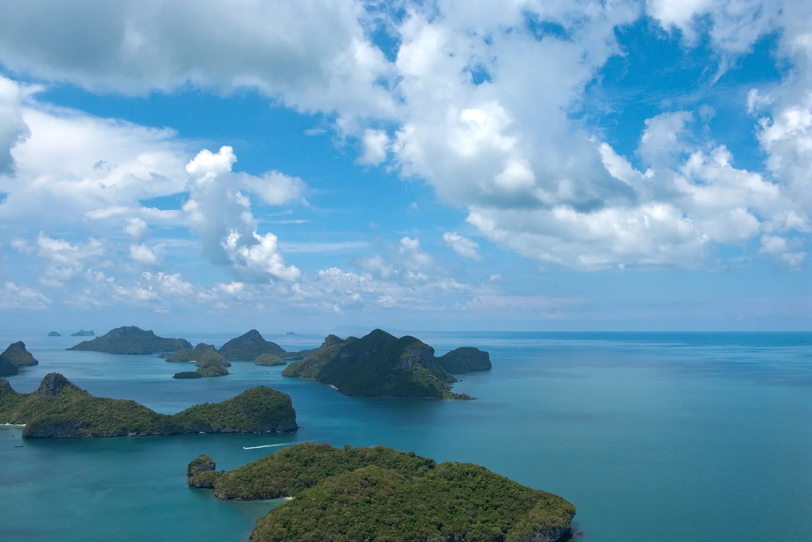 Isole verdi e acque blu nel Parco Nazionale di Mu Ko Ang Thong