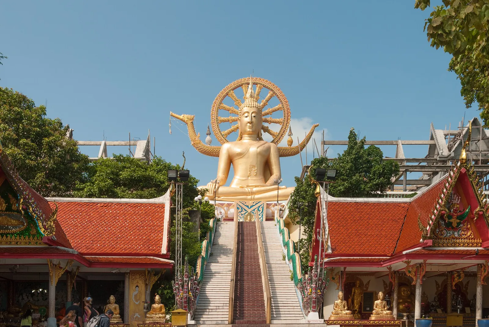 La statua del Grande Buddha sopra i gradini del tempio a Koh Samui