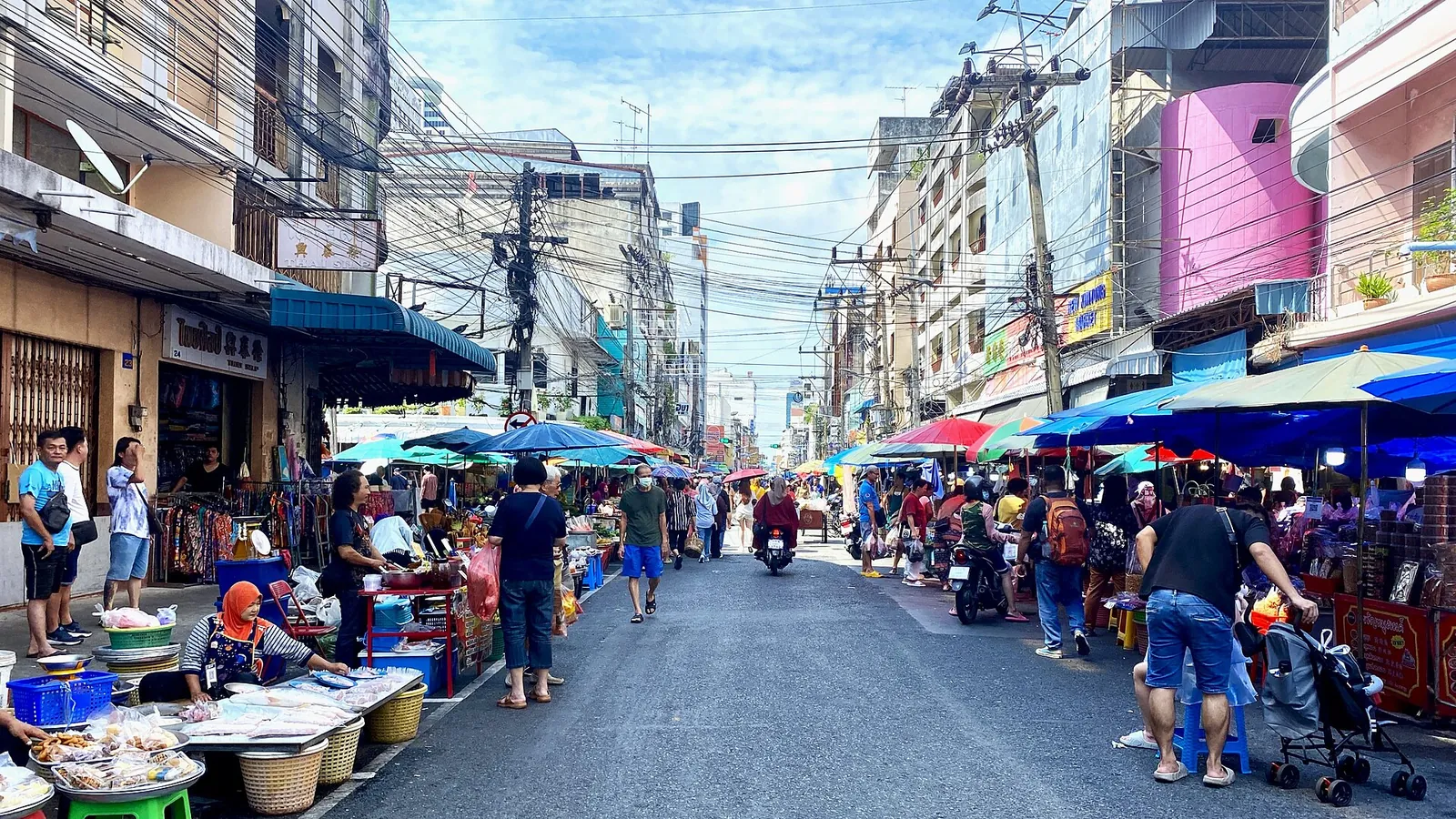 Stalls and shoppers along a street market on Nipatuthit 3 Road in Hat Yai
