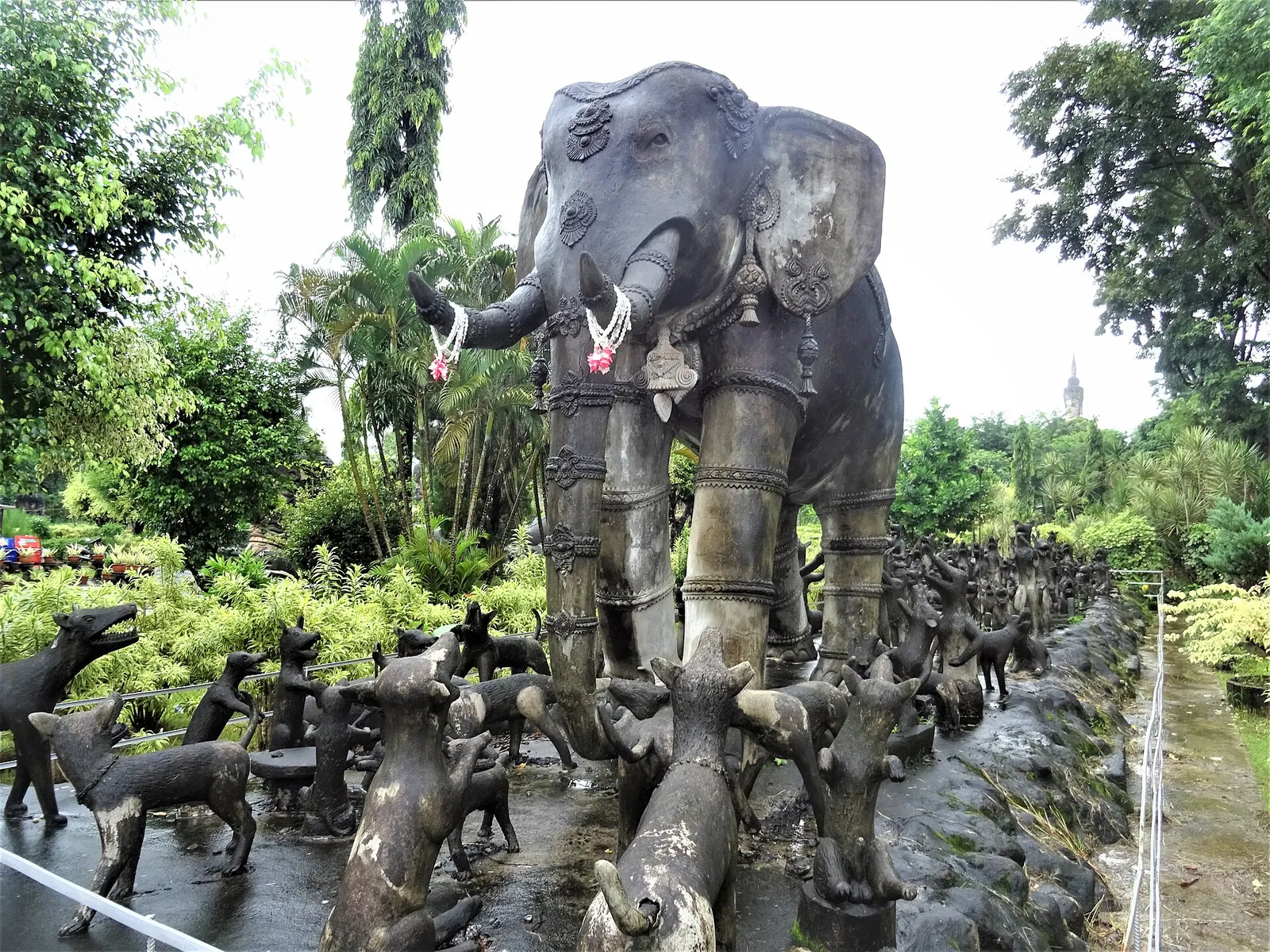 Scultura di elefante nella Sala Kaew Ku di Nong Khai