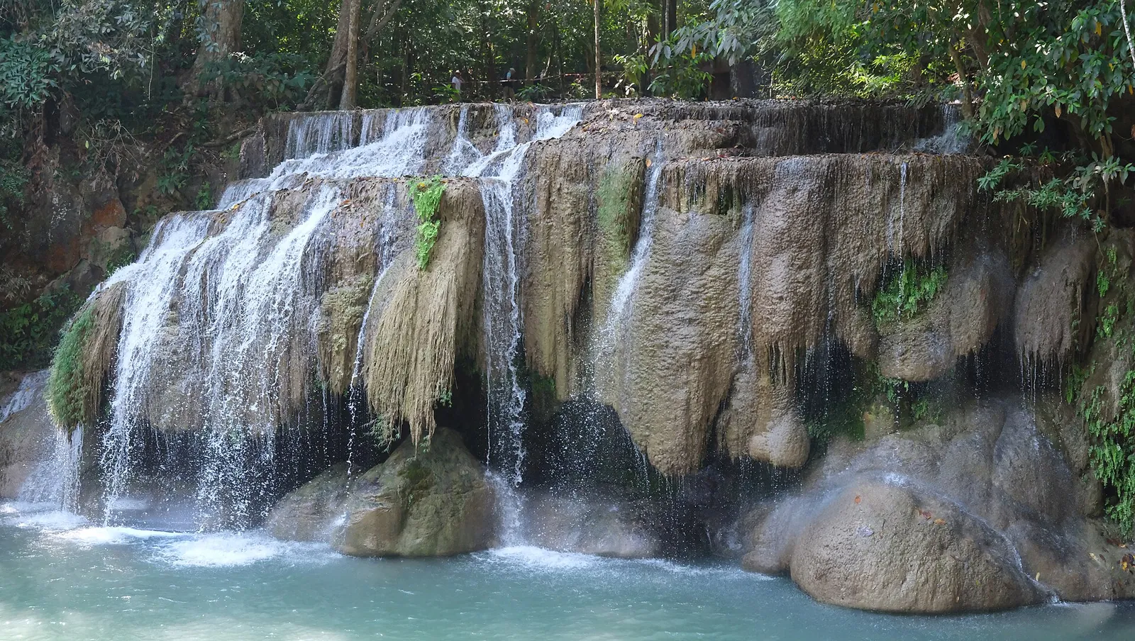 Cascade albe de calcar care cad în bazine turcoaz la cascada Erawan