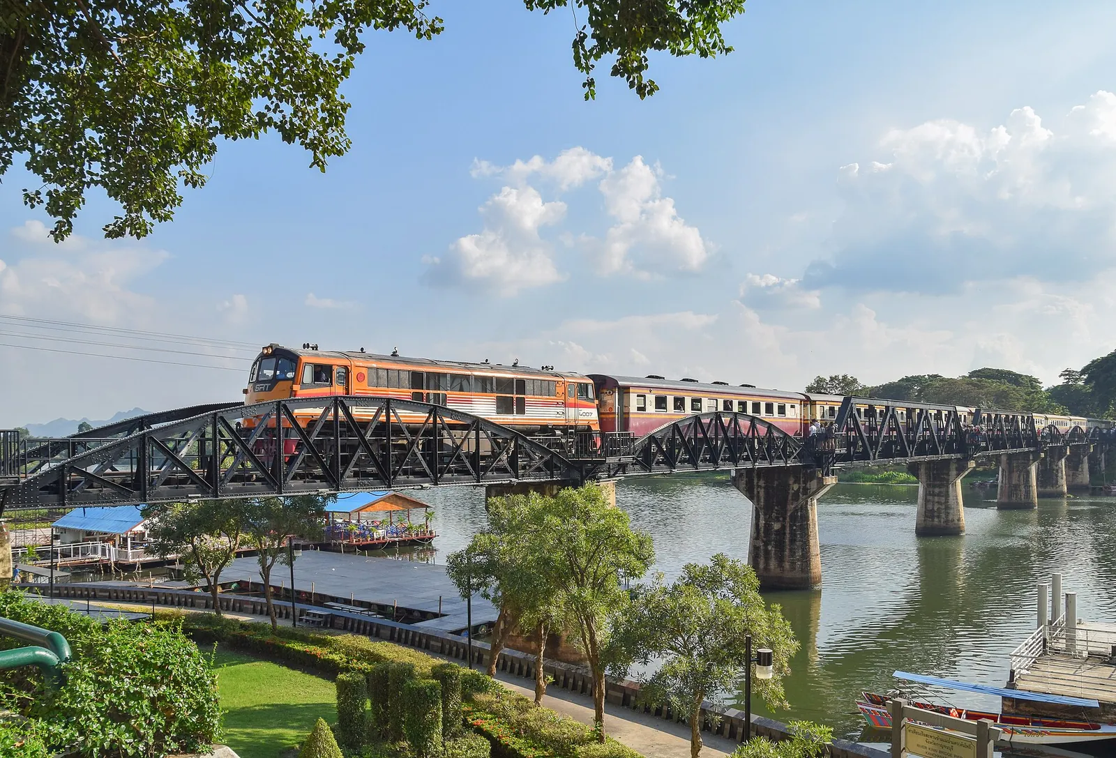 Vlak přes řeku Kwai most v Kanchanaburi nad řekou