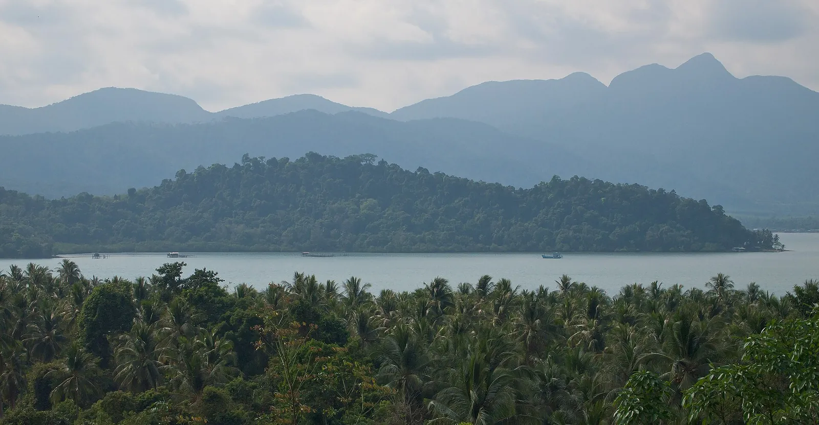Bewaldete Inseln und Berge jenseits einer Bucht an der wilden Ostseite von Koh Chang