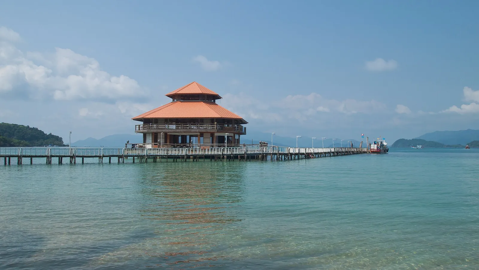 Ein Pavillon am Ende eines langen Stegs über klarem Wasser auf Koh Wai