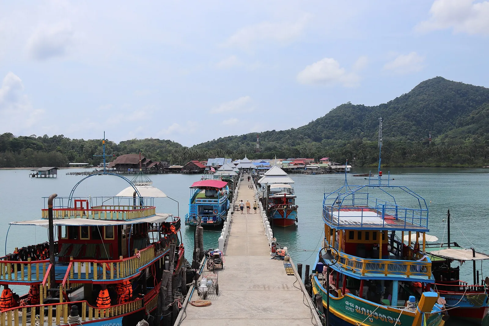 Bunte Ausflugsboote am langen Pier von Bang Bao im Süden von Koh Chang