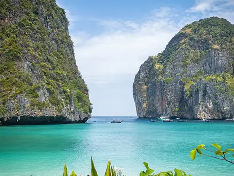L'acqua turchese di Maya Bay racchiusa da ripide scogliere calcaree a Phi Phi Leh
