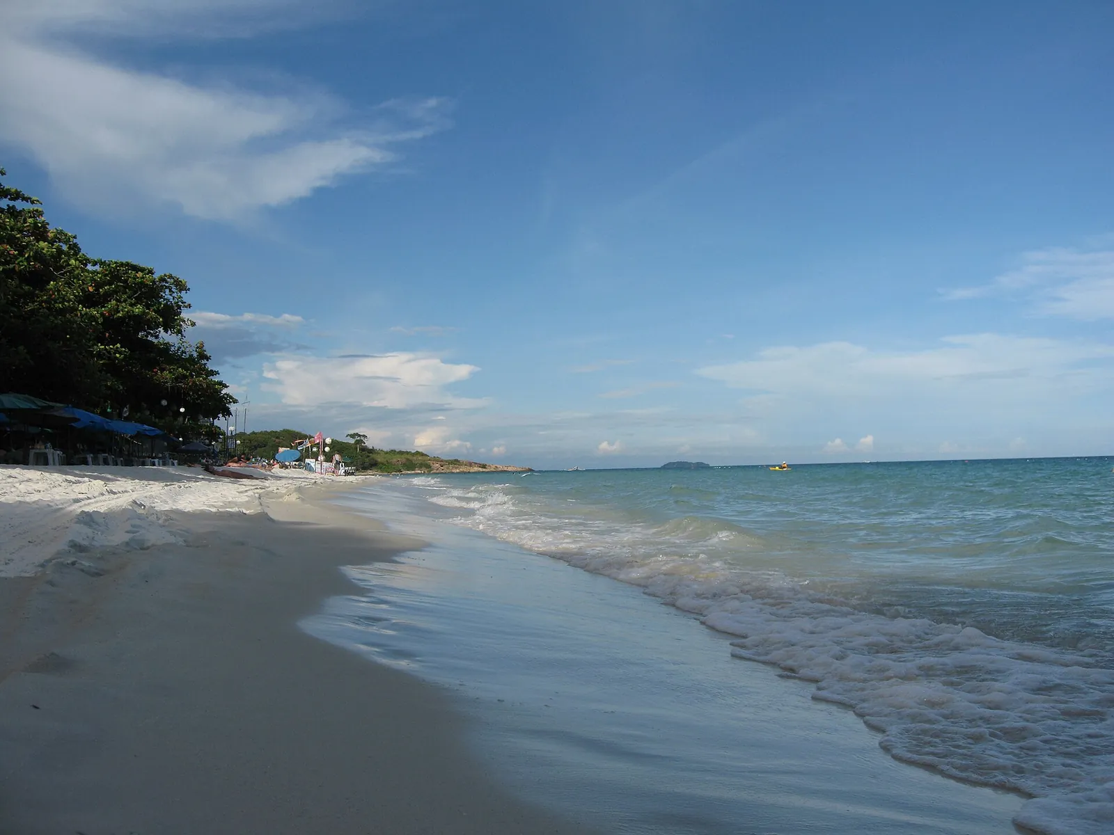 Gentle waves on Hat Sai Kaew beach under a blue sky