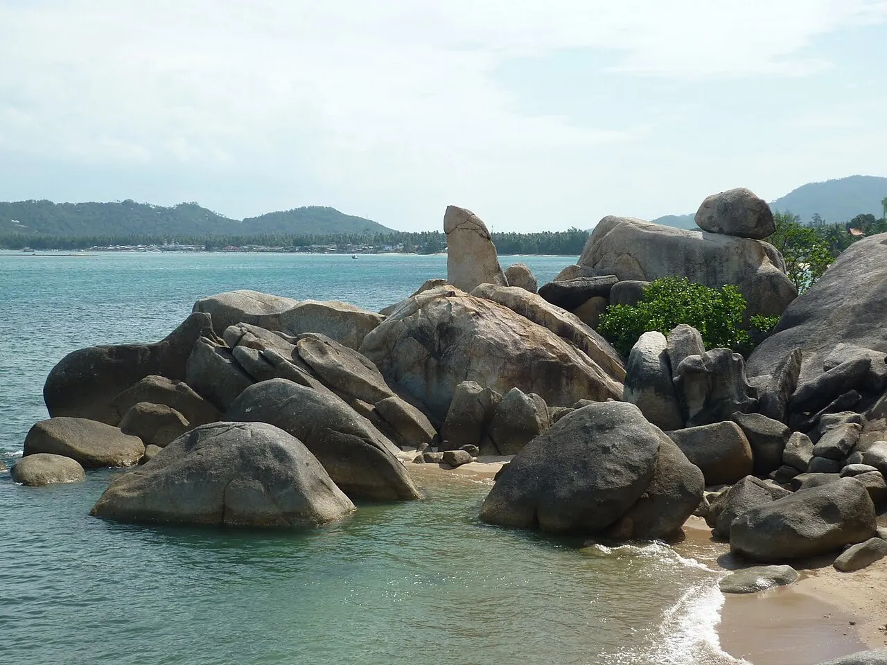 Granite boulders of Hin Ta Hin Yai on the shore south of Lamai