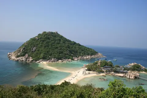 I tre isolotti di Koh Nang Yuan uniti da banchi di sabbia bianca visti dal punto panoramico