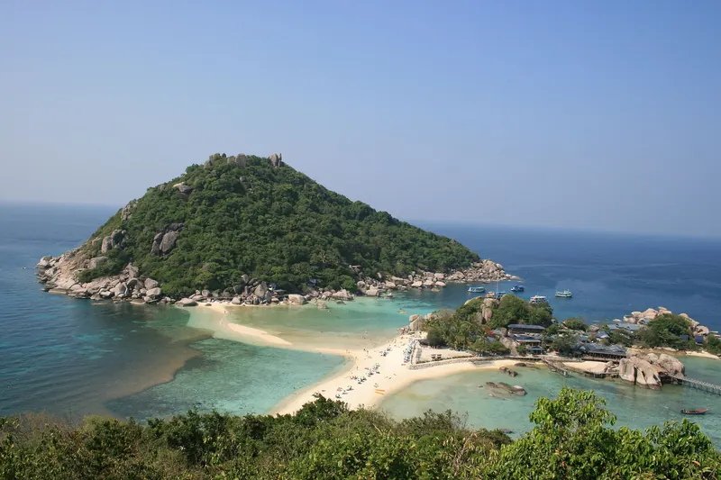 The three islets of Koh Nang Yuan joined by white sandbars seen from the viewpoint
