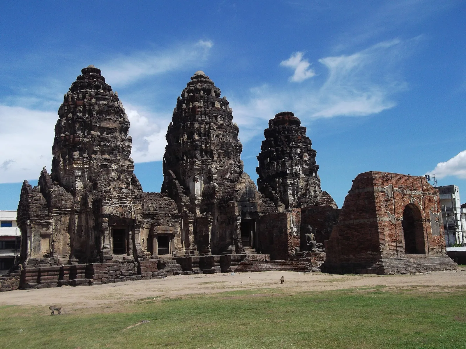 Die drei Laterittürme von Phra Prang Sam Yot unter strahlend blauem Himmel in Lopburi