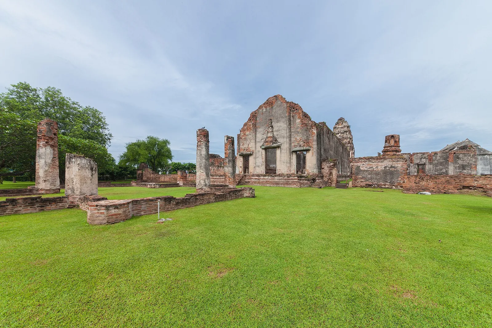 Die Ziegelruinen und Rasenflächen von Wat Phra Si Rattana Mahathat in Lopburi