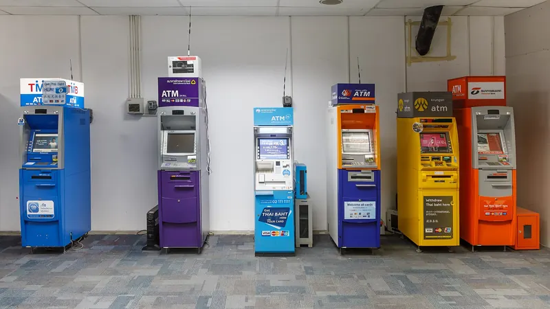 Řada bankovních bankomatů na mezinárodním letišti Phuket