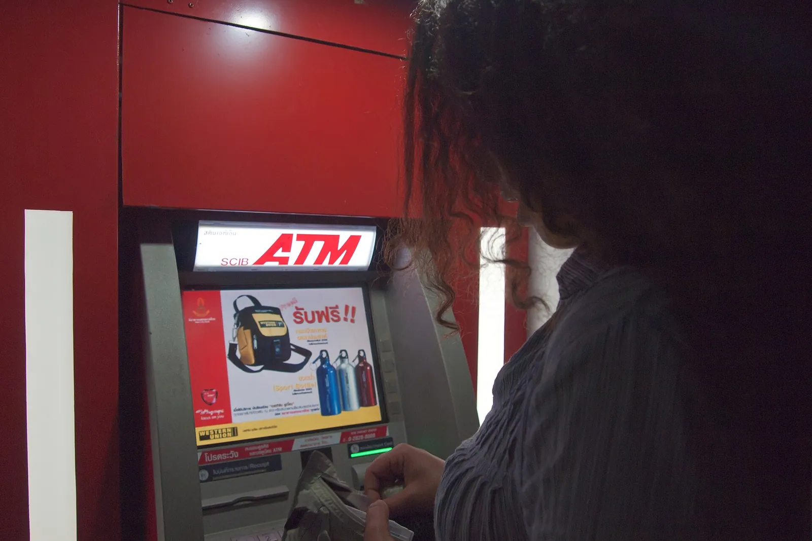 Un viaggiatore che utilizza uno sportello bancomat a Koh Chang