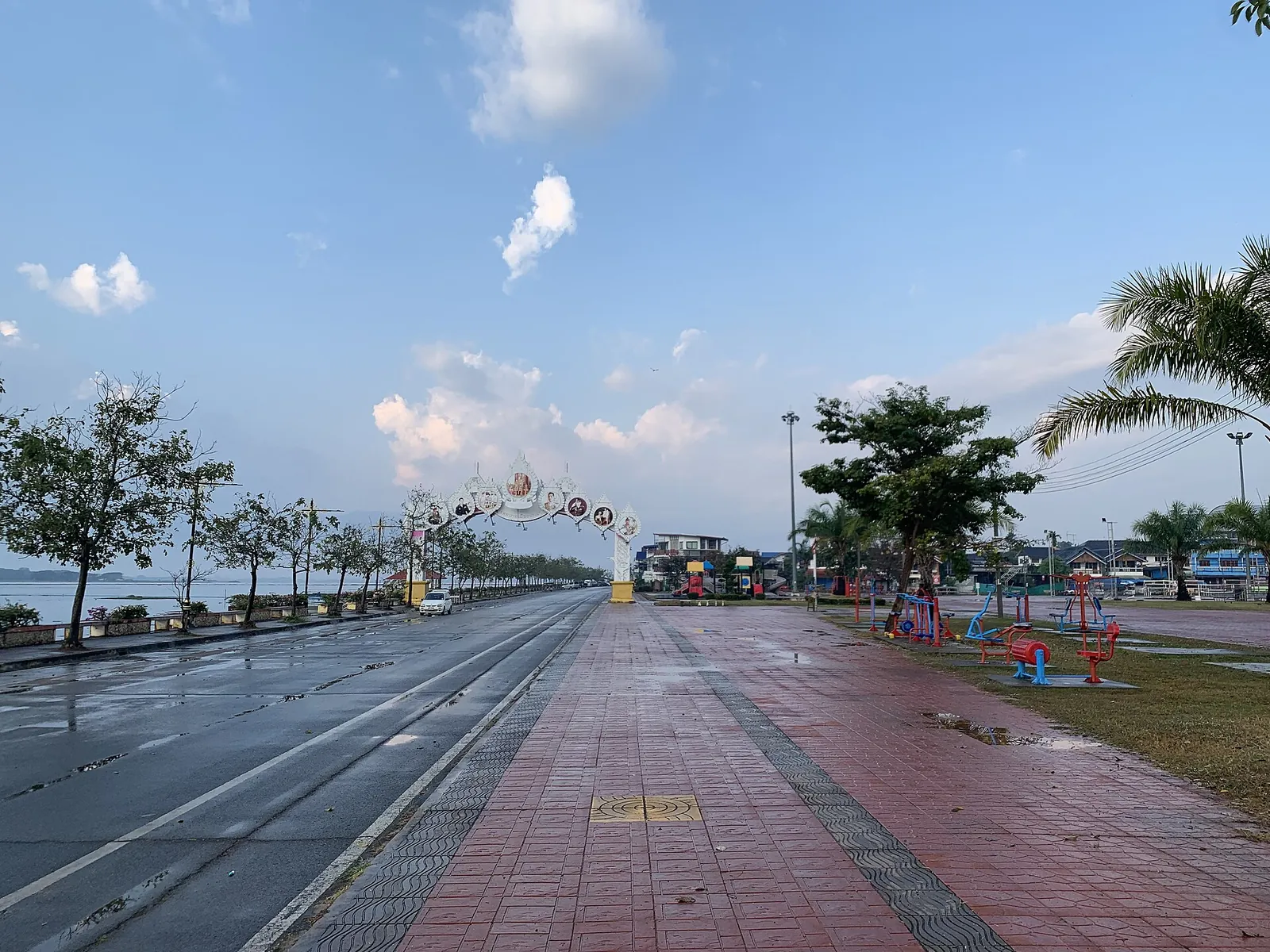 O amplo passeio junto ao lago de Phayao ladeado de palmeiras numa manhã límpida