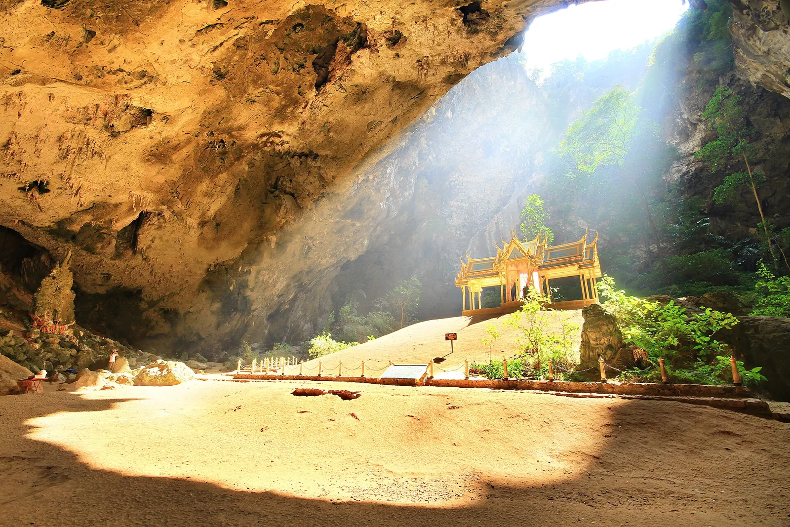 Sonnenlicht fällt durch die Decke der Höhle Phraya Nakhon auf den kleinen königlichen Pavillon