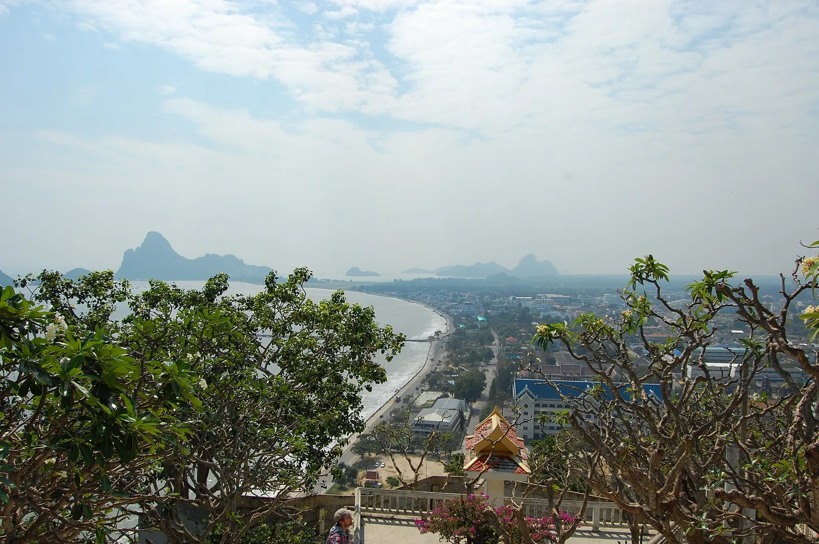 Blick vom Hügeltempel über die geschwungene Bucht und die Inseln von Prachuap Khiri Khan
