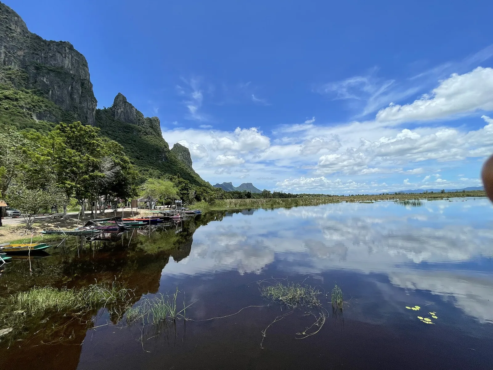 Kalksteingipfel und Wolken spiegeln sich in einem stillen Sumpf im Khao Sam Roi Yot