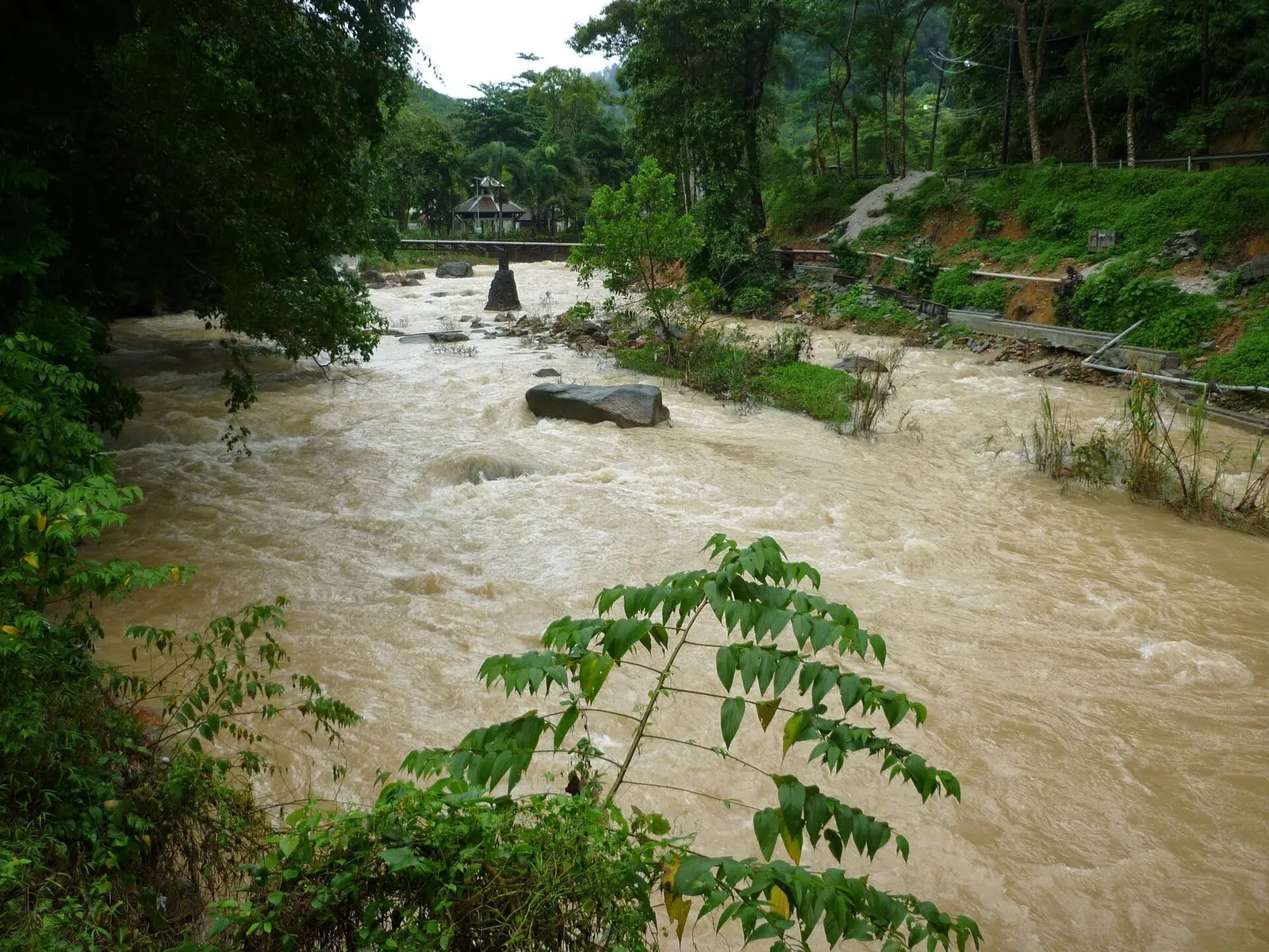 A rocky river flowing through forest beside the Raksawarin hot springs