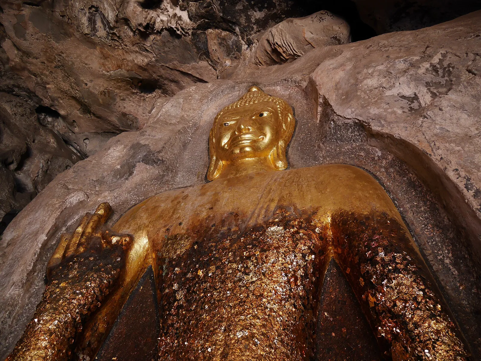 Et forgylt buddhabilde i en kalksteinsgrotte i Khao Ngu-åsene