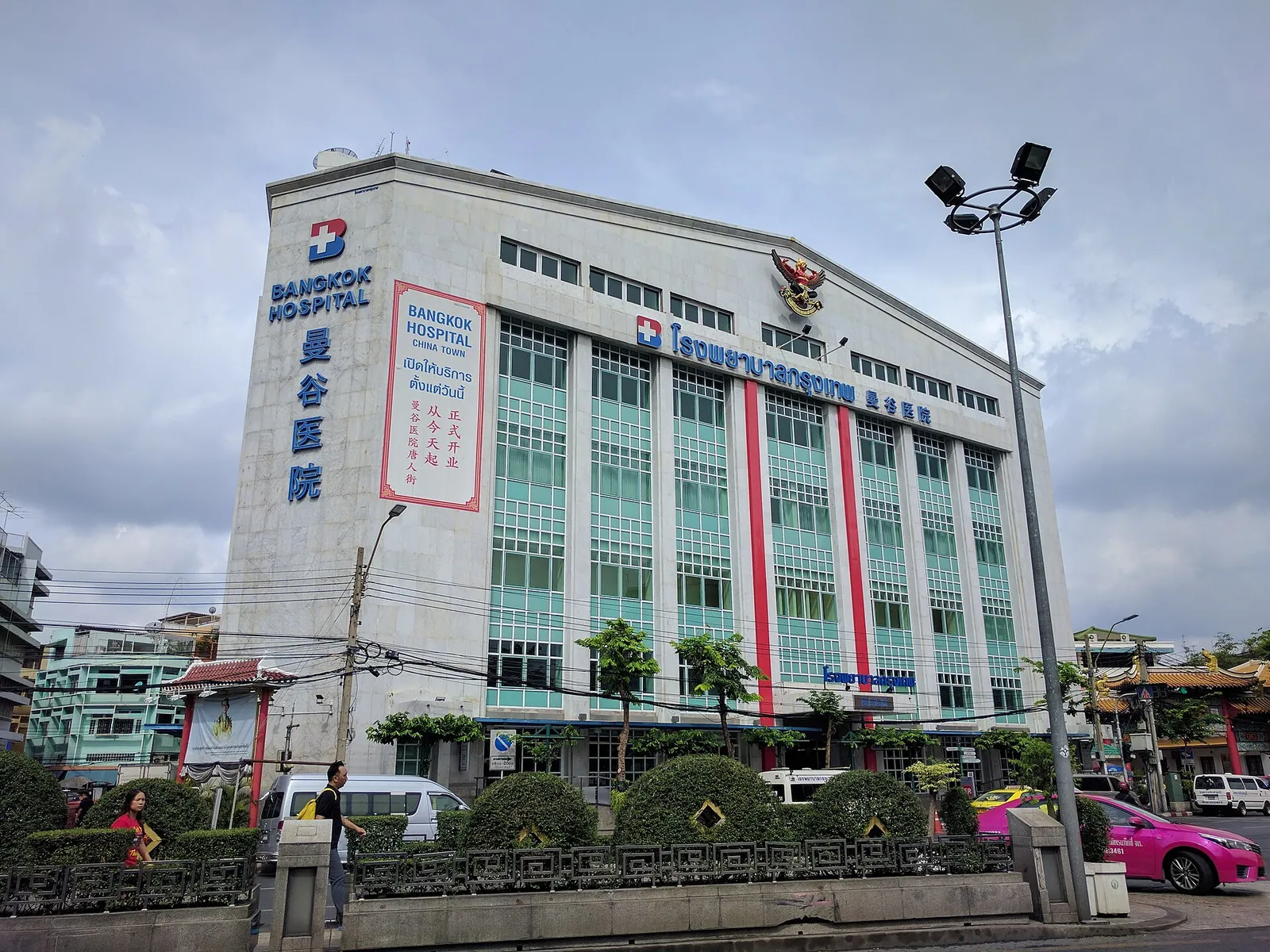 Budova Bangkok Hospital Chinatown vedle Charoen Krung Road