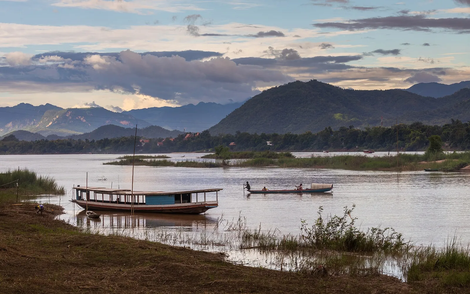 Barche lungo il Mekong al tramonto a Luang Prabang