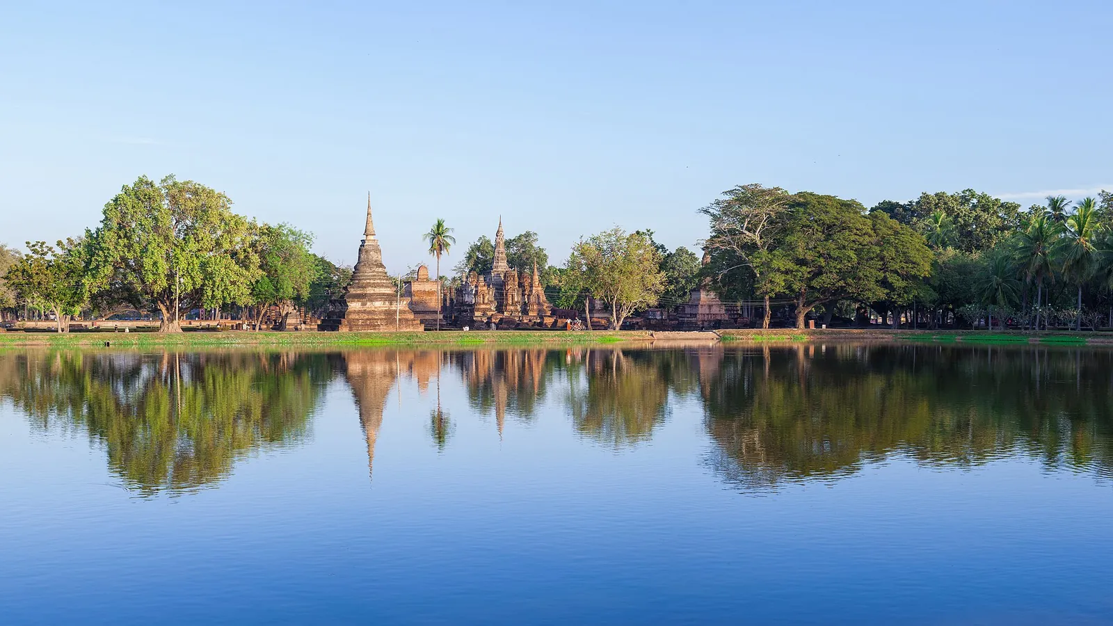 Ruiny Wat Mahathat odrážející se ve vodě v historickém parku Sukhothai