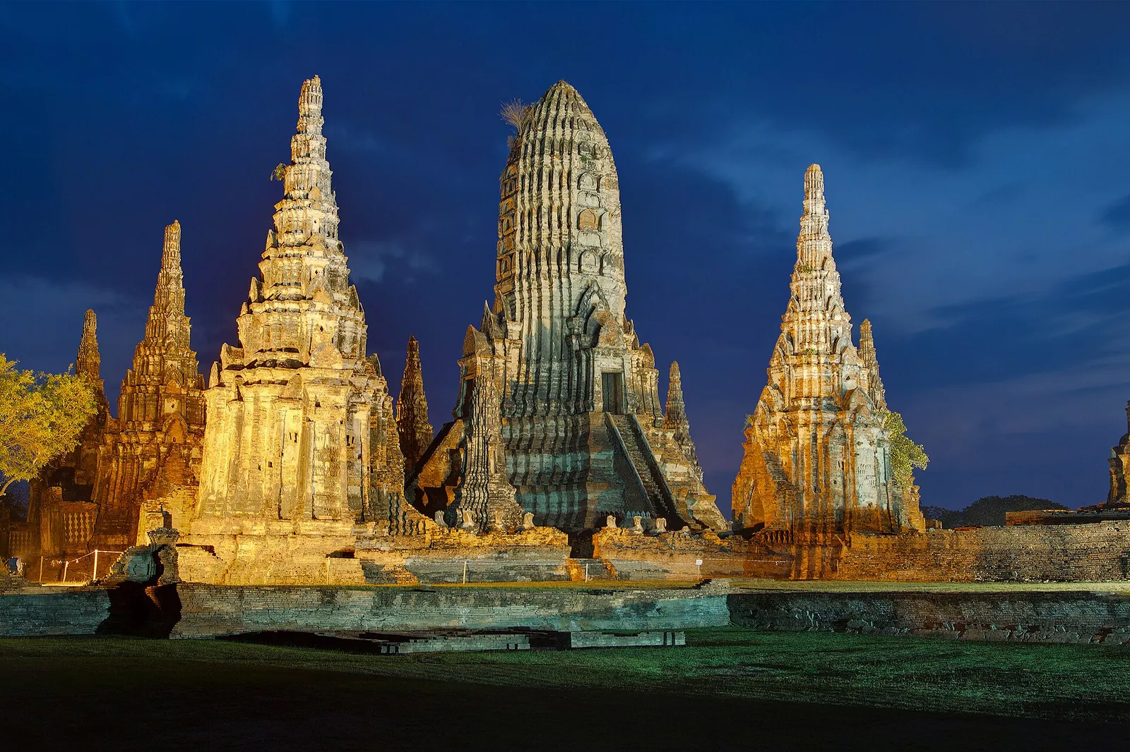 Osvětlené věže ve Wat Chai Watthanaram v Ayutthaya