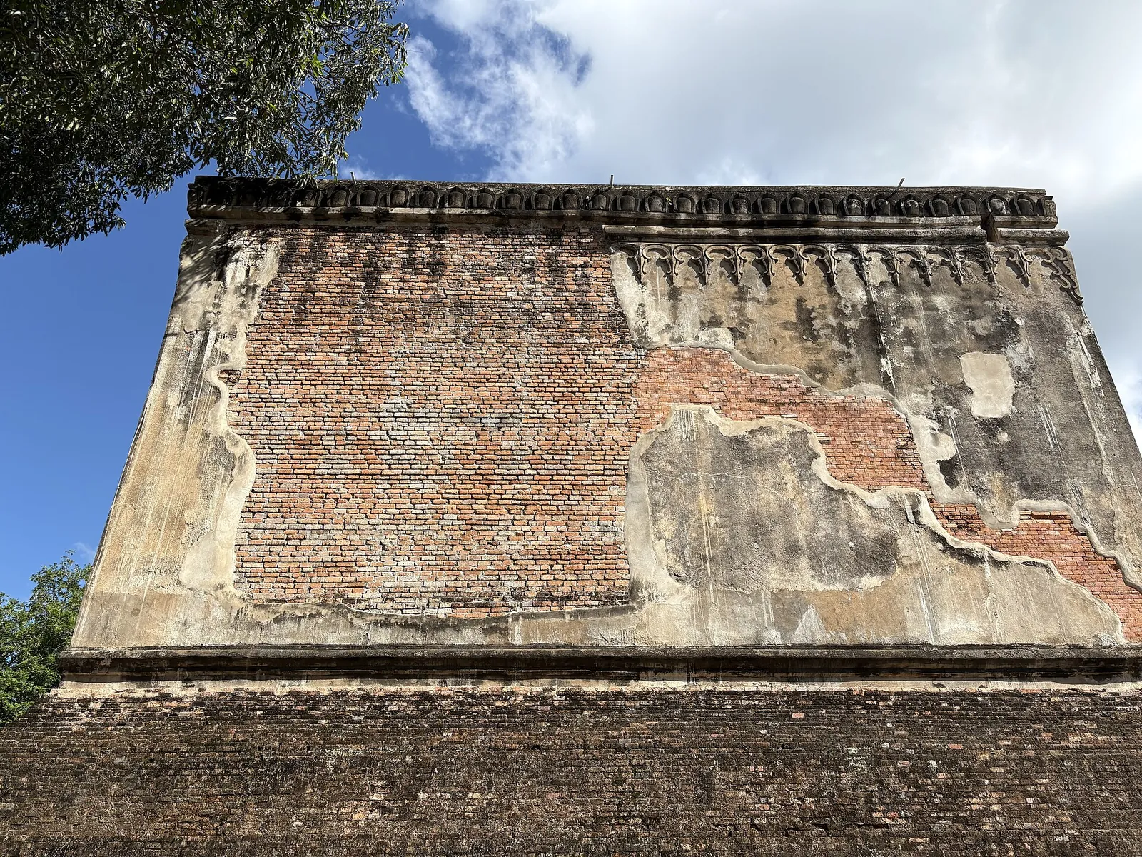 Cihlová vnější zeď Wat Si Chum v Sukhothai
