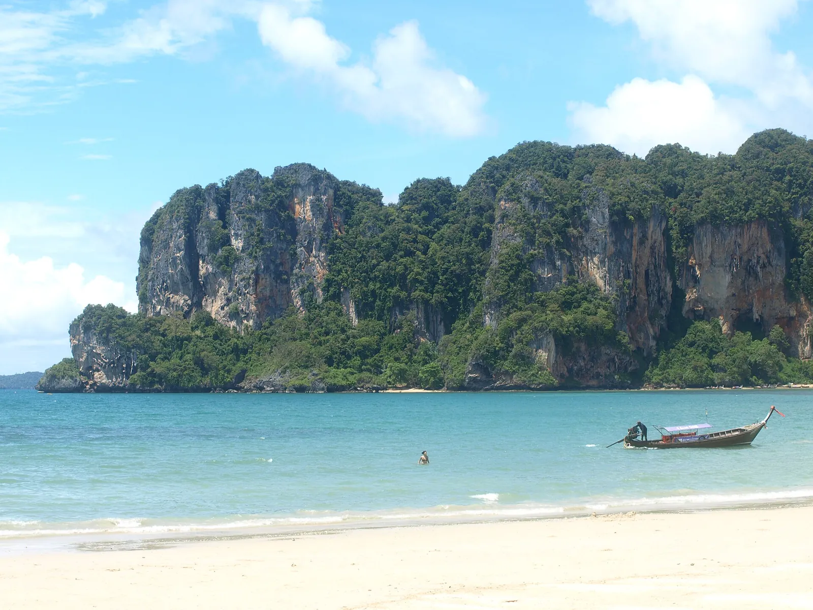 Modrá voda a vápencové útesy na pláži Railay v Krabi