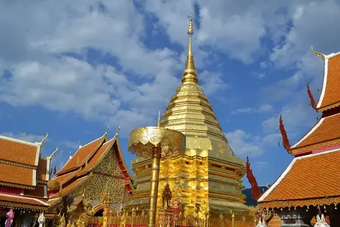 Il chedi dorato di Wat Phra That Doi Suthep vicino a Chiang Mai