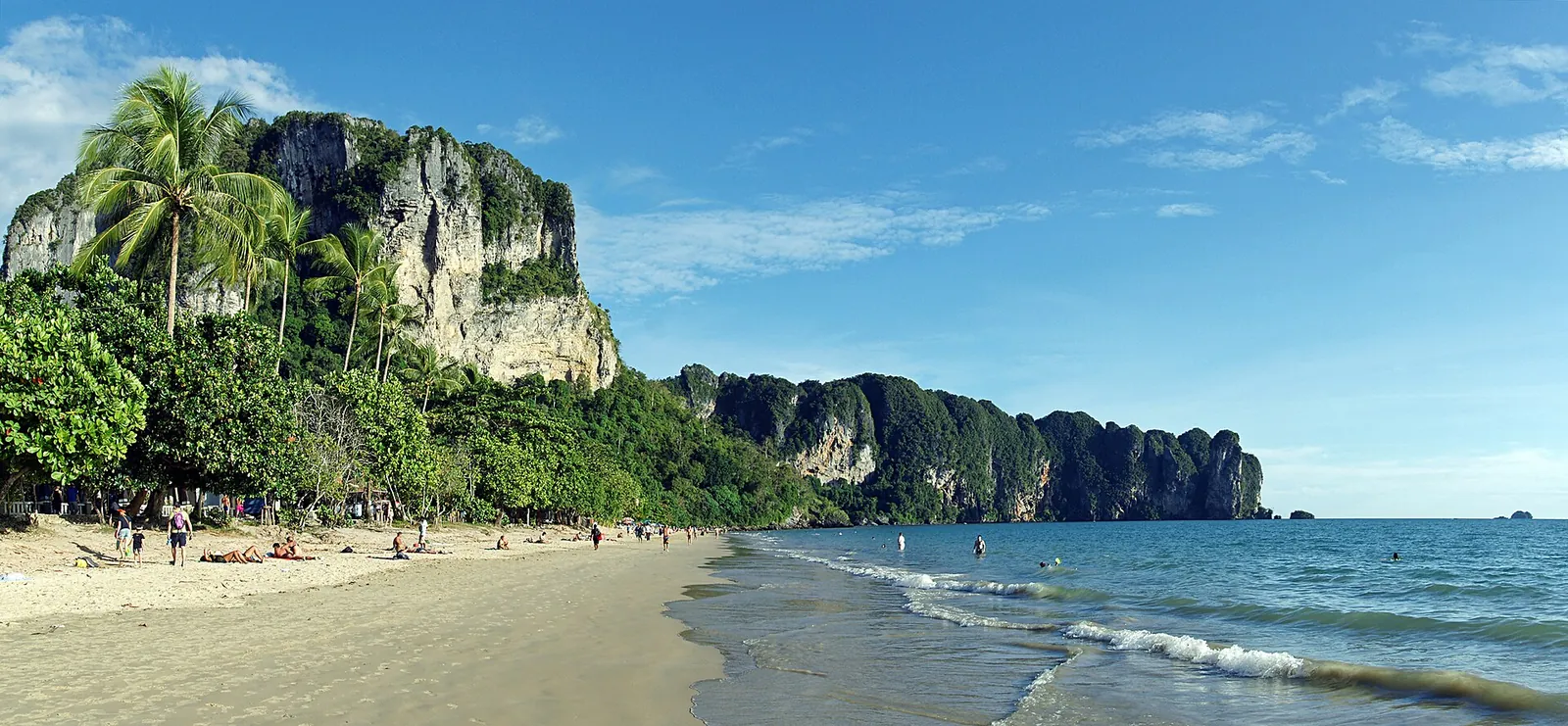Vápencové útesy, palmy a pobřeží v Ao Nang v Krabi