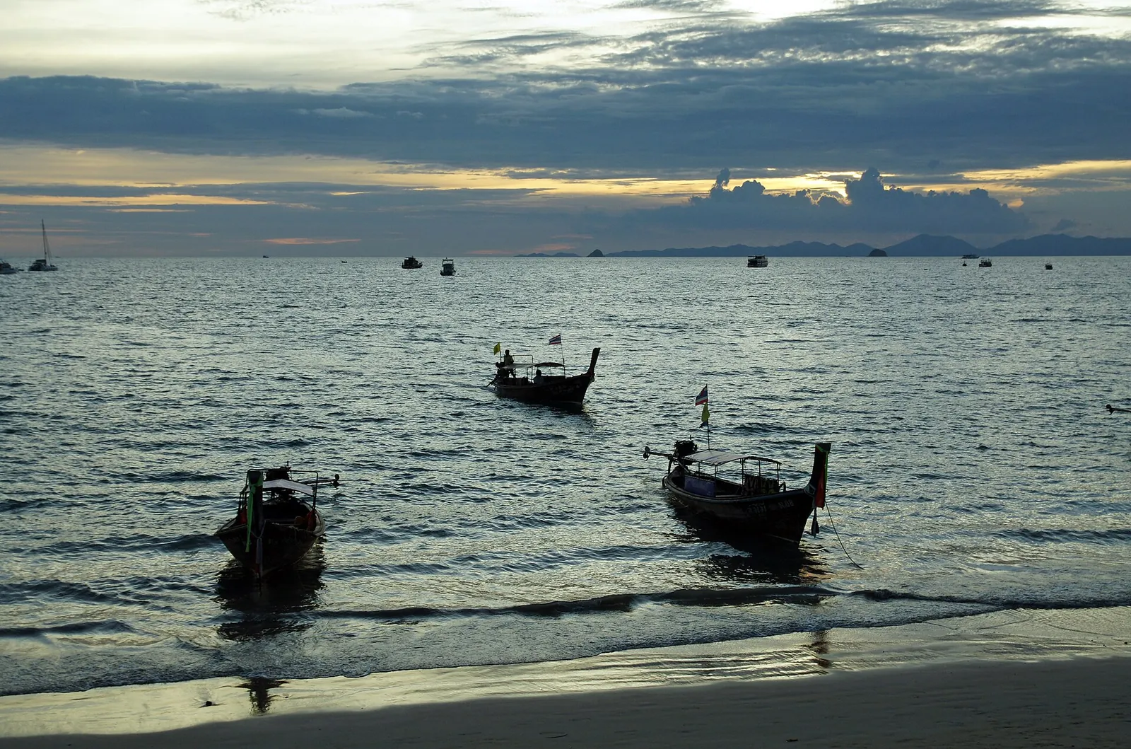 Longtail lodě na moři z Ao Nang Beach při západu slunce