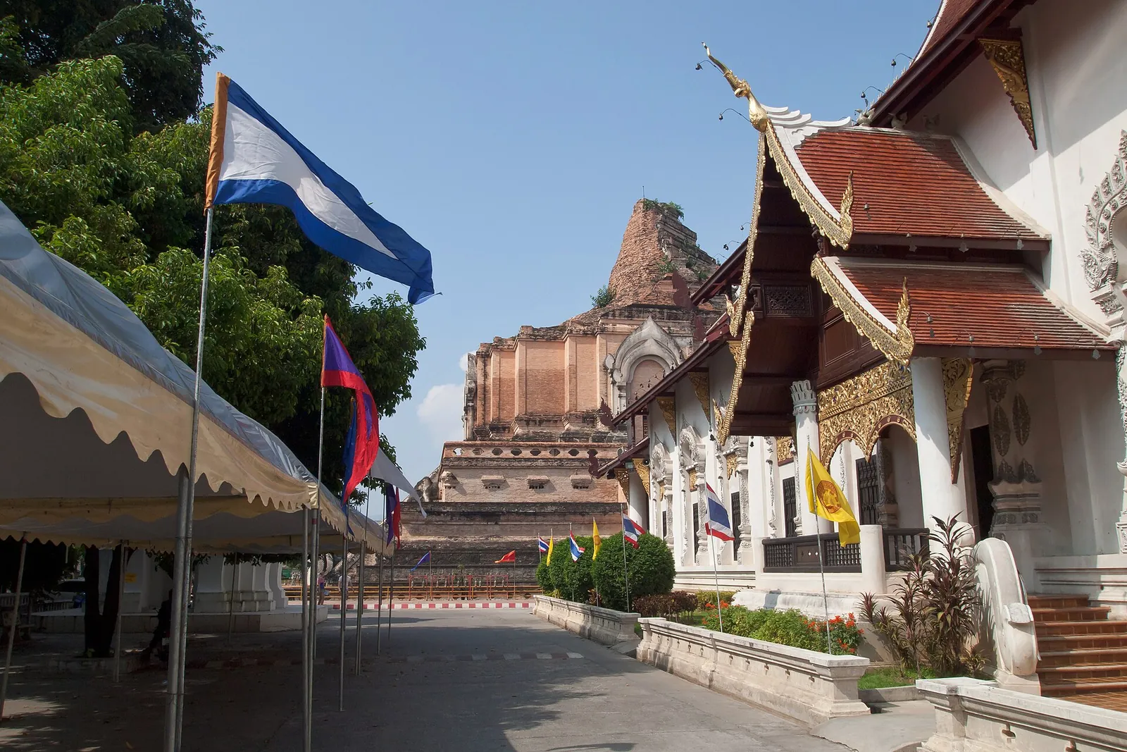 Chrámové budovy a chedi ve Wat Chedi Luang v Chiang Mai