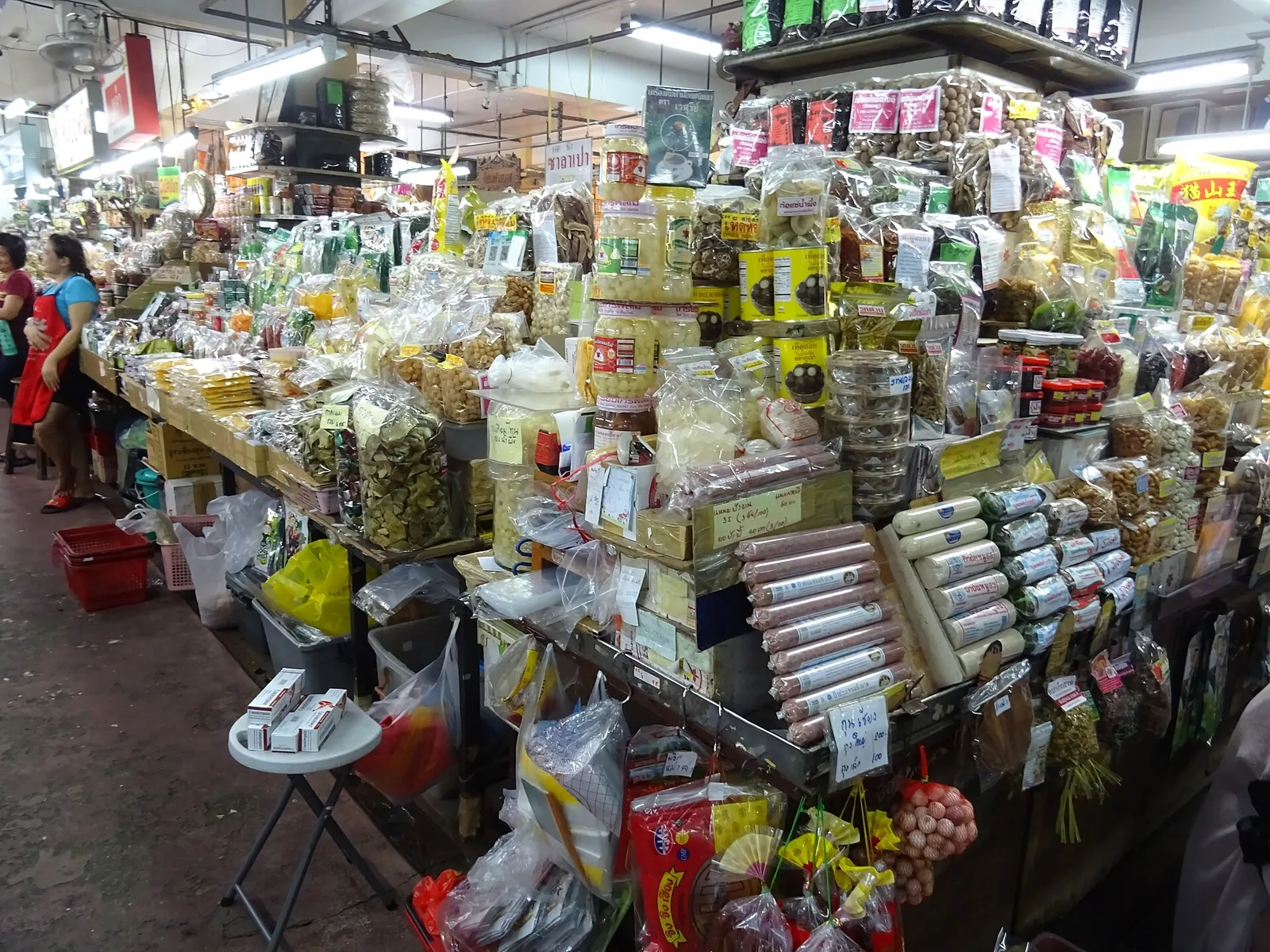 Balíčky a produkty ve stánku na trhu Warorot v Chiang Mai