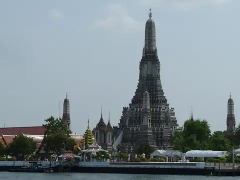 Centrální prang Wat Arun tyčící se nad chrámovým areálem u řeky Chao Phraya