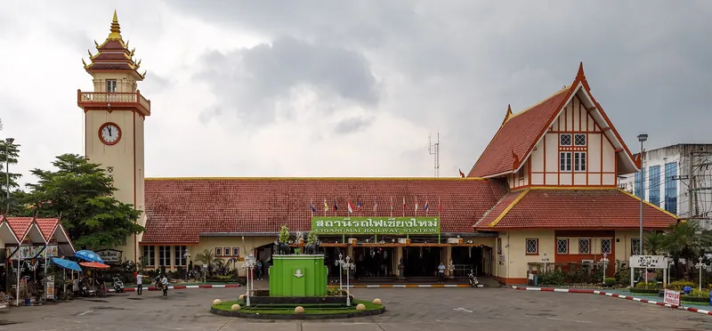 Nádraží Chiang Mai s hodinovou věží a červenými taškovými střechami
