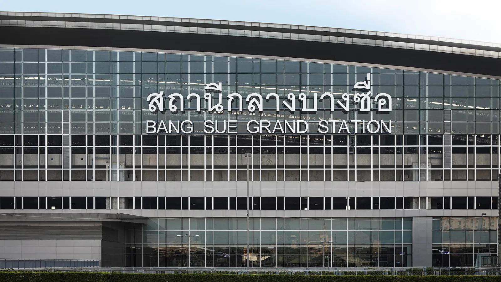 Podepsaný exteriér centrálního terminálu Krung Thep Aphiwat v Bangkoku