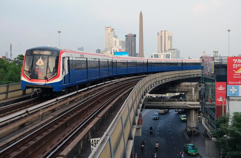BTS Skytrain se blíží k památníku vítězství v Bangkoku