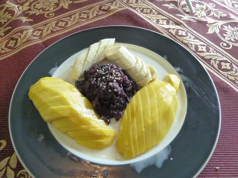 Mango a lepkavá rýže ve škole vaření v Bangkoku