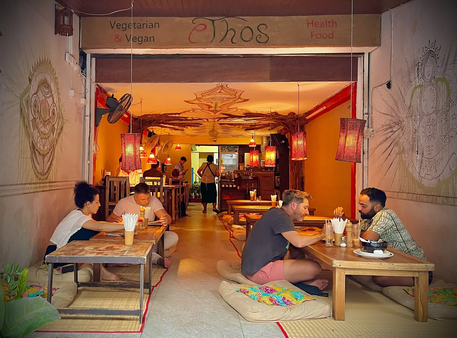 Vchod a stoly ve vegetariánské a veganské restauraci Ethos v Bangkoku