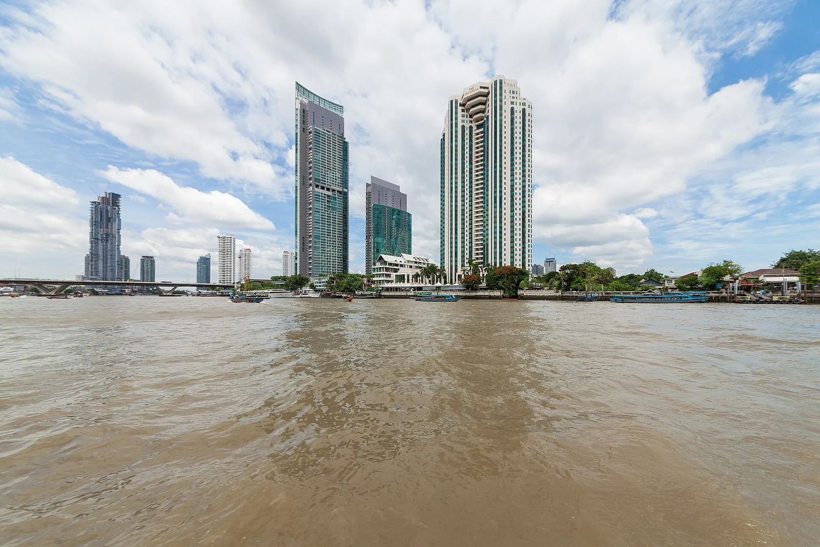 Výškové budovy u řeky Chao Phraya v Bangkoku