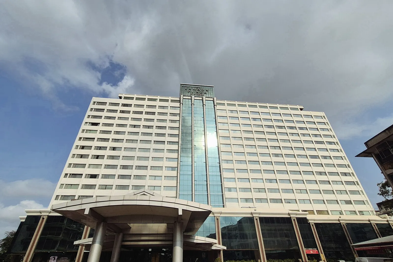 Vchod a fasáda hotelu na břehu řeky Bangkok